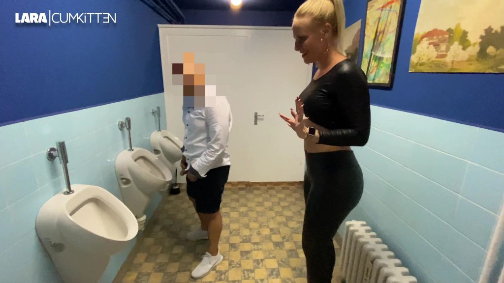 sexy foto nr. 2 von Prallarsch | Er spritzt drauf, seine Freundin leckt es weg