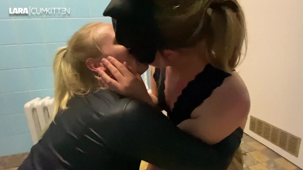 sexy foto nr. 8 von Prallarsch | Er spritzt drauf, seine Freundin leckt es weg