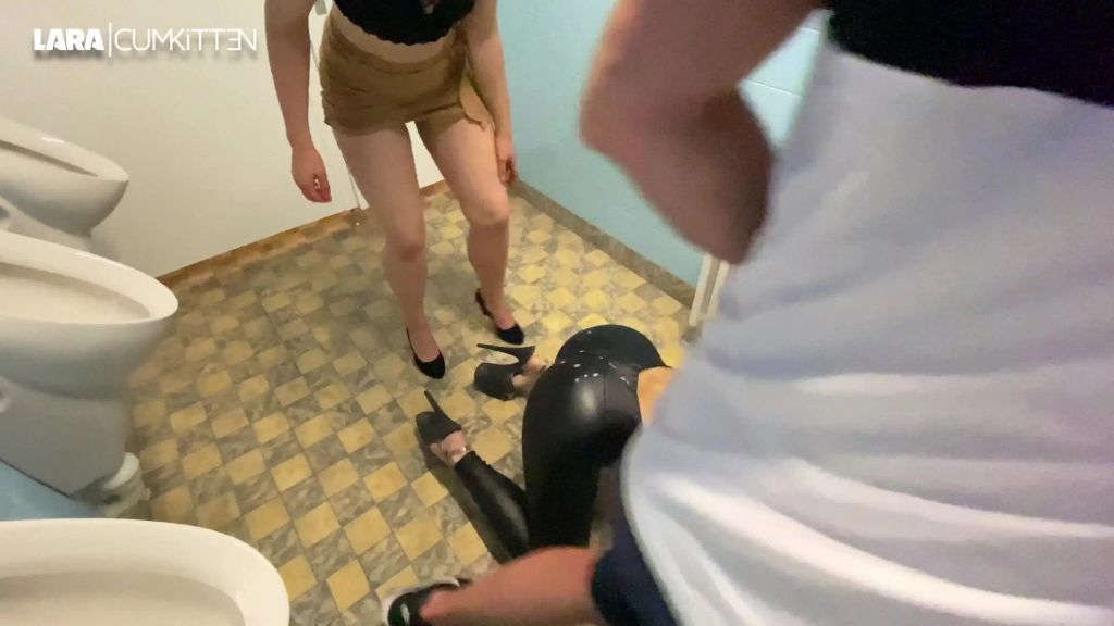 sexy foto nr. 10 von Prallarsch | Er spritzt drauf, seine Freundin leckt es weg