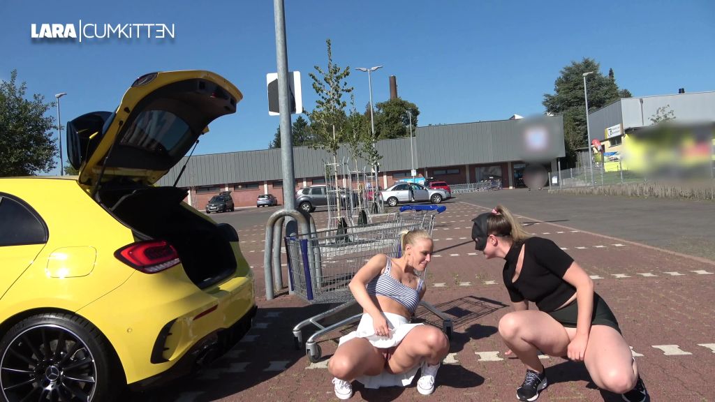 sexy foto nr. 3 von PUBLIC PISS | Mitten auf dem Supermarkt Parkplatz