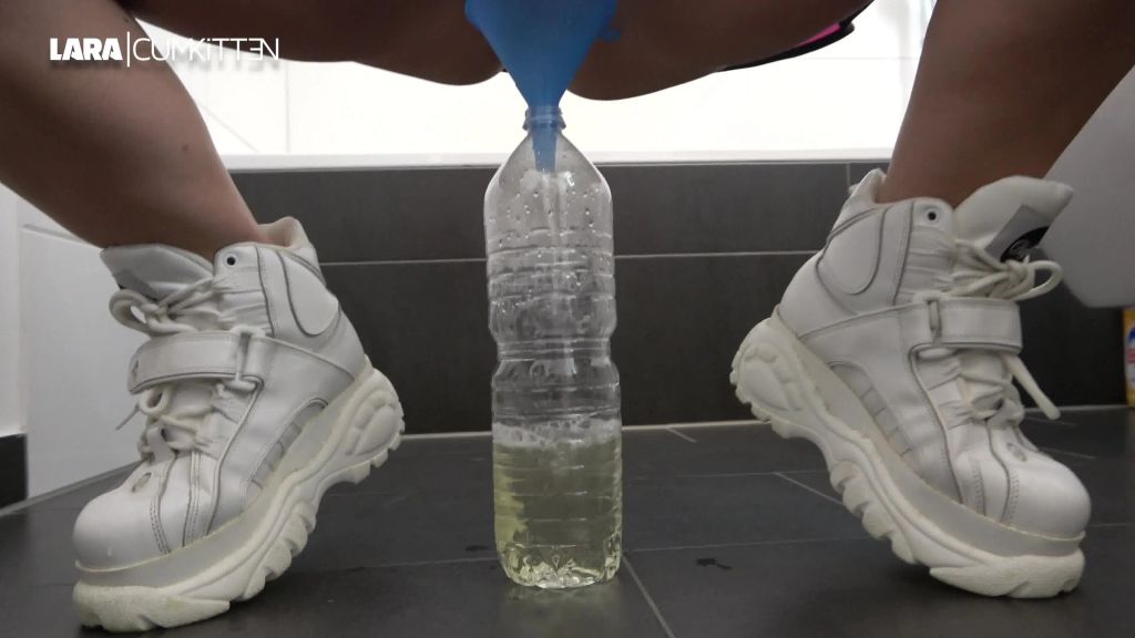 sexy foto nr. 5 von Flaschen PISS Challenge - Würdest du alles von uns trinken?