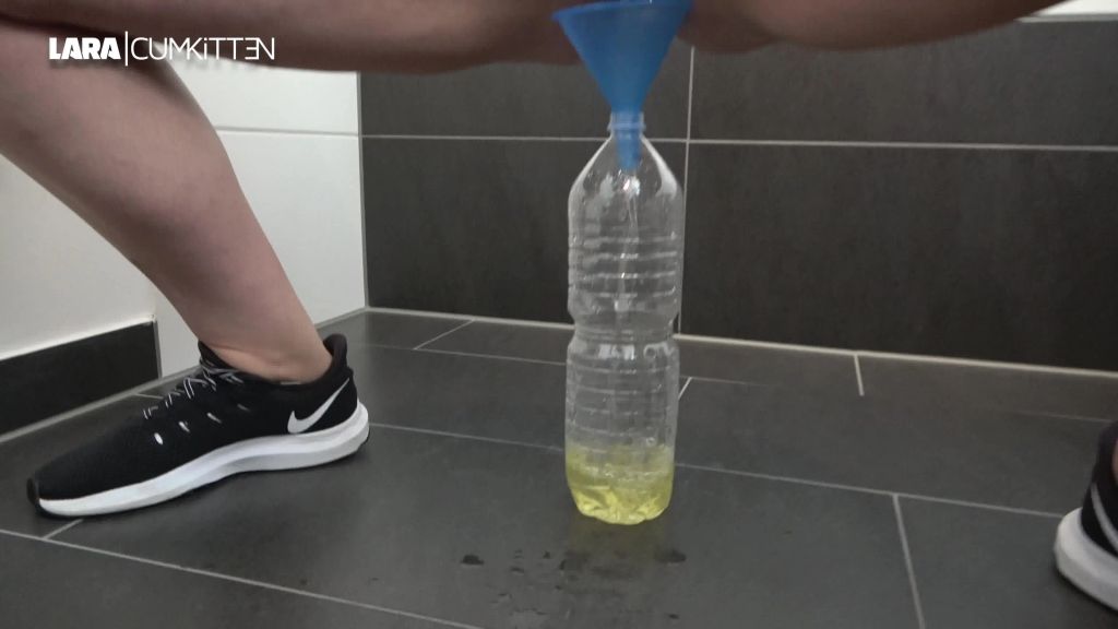 sexy foto nr. 10 von Flaschen PISS Challenge - Würdest du alles von uns trinken?