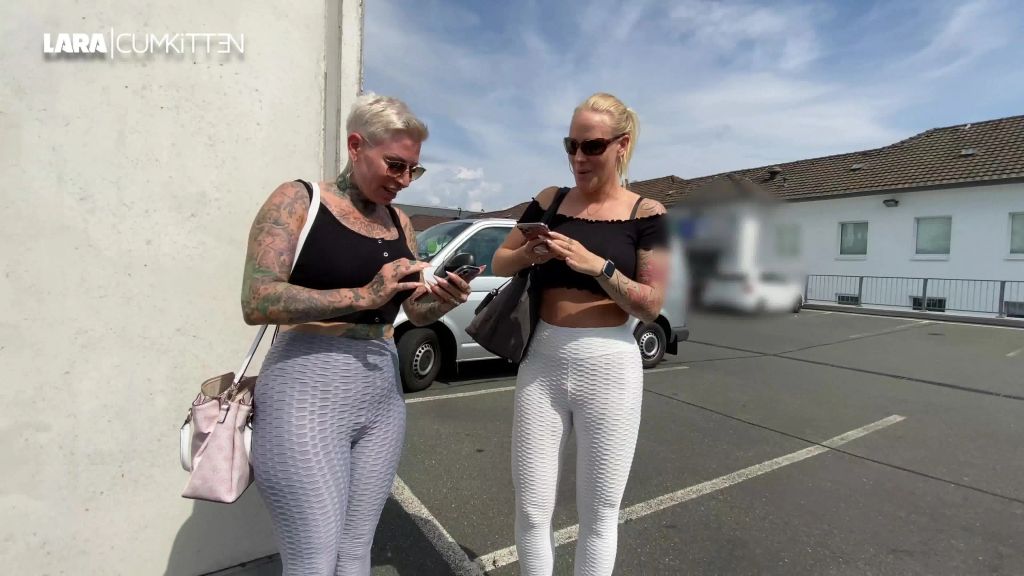 sexy foto nr. 2 von FERNGESTEUERT durch die City | Per App zum DAUER ORGASMUS