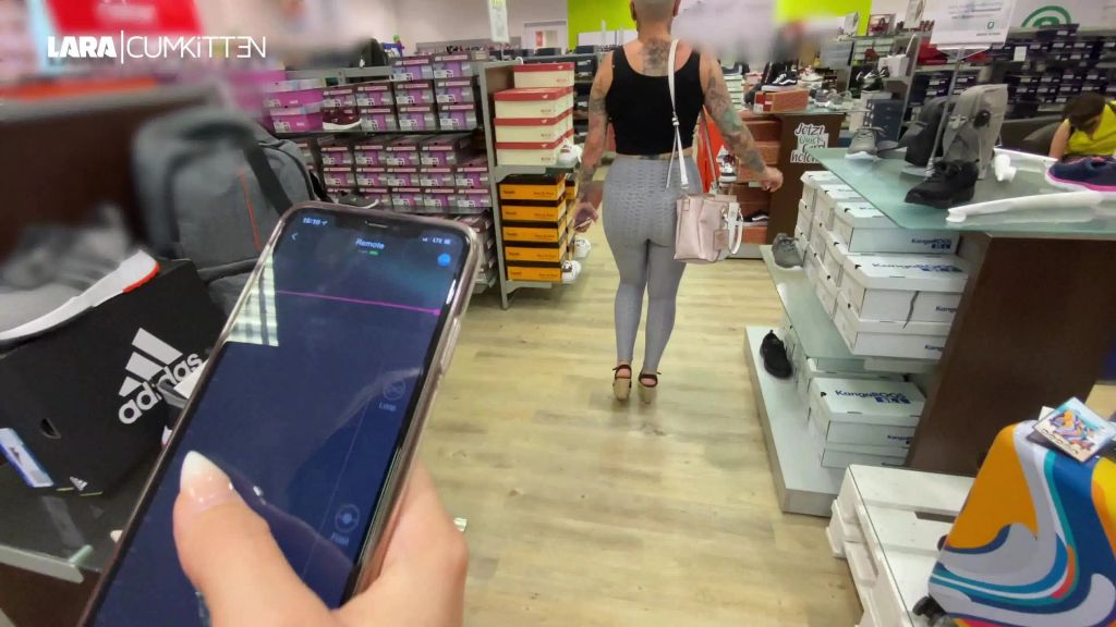 sexy foto nr. 7 von FERNGESTEUERT durch die City | Per App zum DAUER ORGASMUS