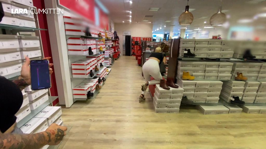 sexy foto nr. 8 von FERNGESTEUERT durch die City | Per App zum DAUER ORGASMUS