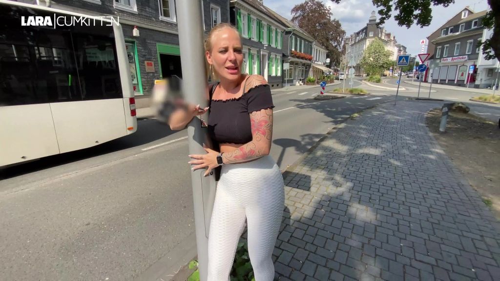 sexy foto nr. 9 von FERNGESTEUERT durch die City | Per App zum DAUER ORGASMUS