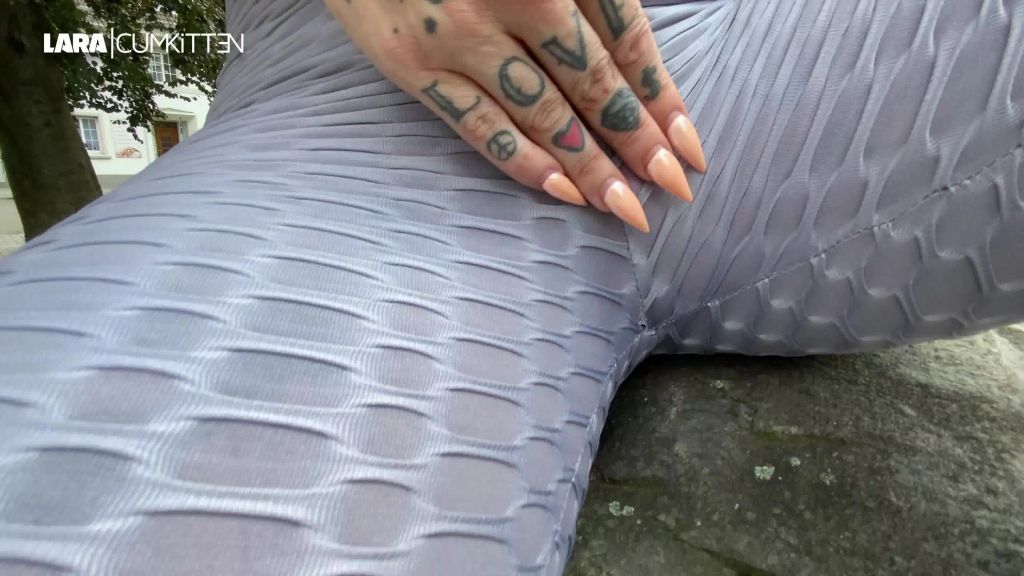 sexy foto nr. 10 von FERNGESTEUERT durch die City | Per App zum DAUER ORGASMUS