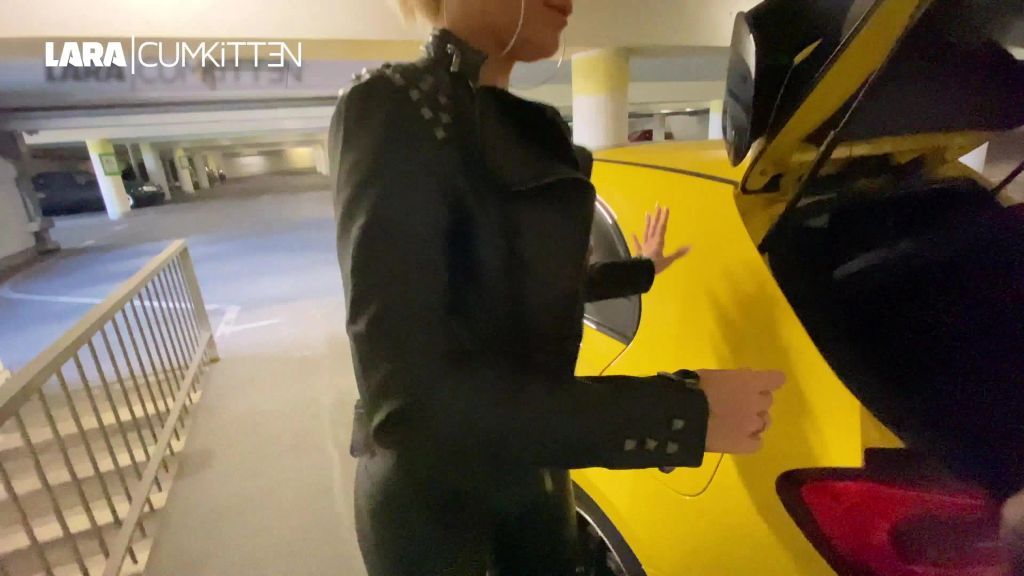sexy foto nr. 6 von PUBLIC FICK im Parkhaus | Leggings Cumshot mit Spermawalk