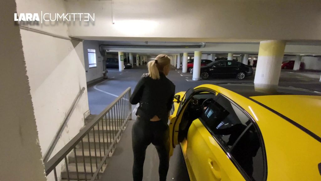 sexy foto nr. 9 von PUBLIC FICK im Parkhaus | Leggings Cumshot mit Spermawalk