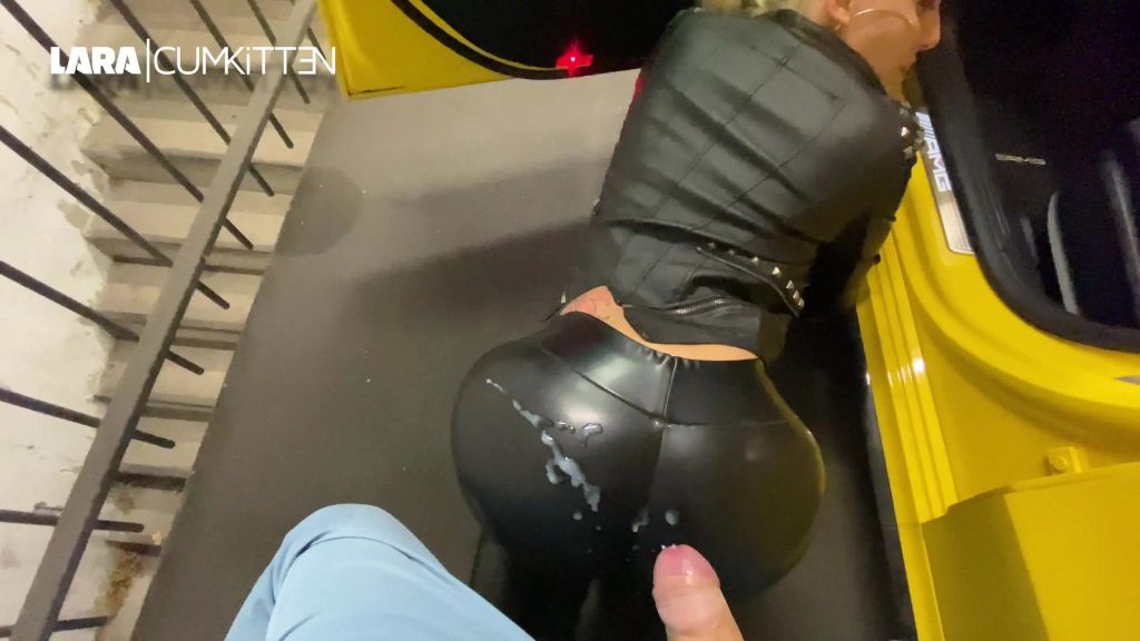 sexy foto nr. 10 von PUBLIC FICK im Parkhaus | Leggings Cumshot mit Spermawalk