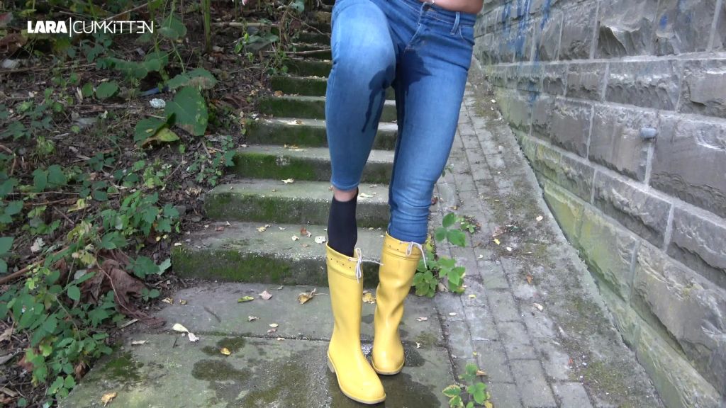 sexy foto nr. 9 von JEANS PISS | Natursekt Spaß in Gummistiefeln