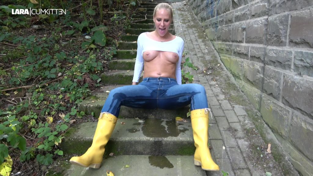 sexy foto nr. 10 von JEANS PISS | Natursekt Spaß in Gummistiefeln