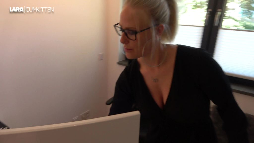 sexy foto nr. 2 von Beine breit und fickbereit | Wer hilft mir bei meinem PC?