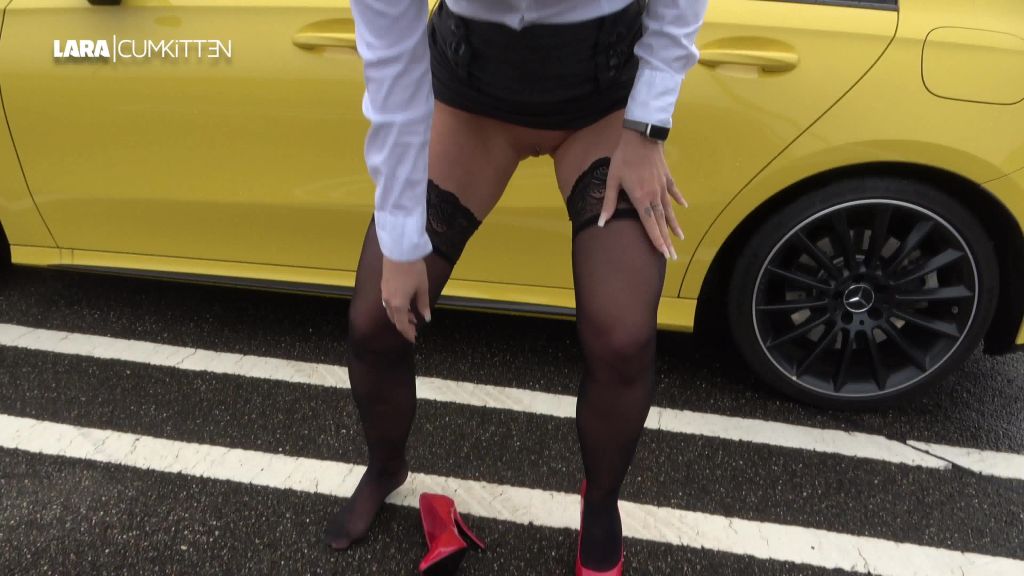 sexy foto nr. 5 von PISS Abfüllung in Heels | Natursekt aus den Pumps geschluckt