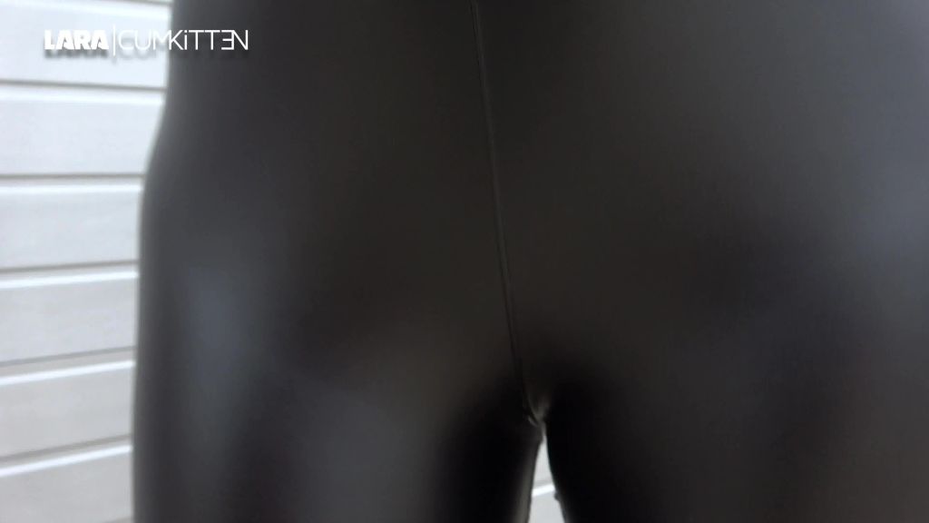 sexy foto nr. 7 von Leggings Schlampe pisst sich komplett ein