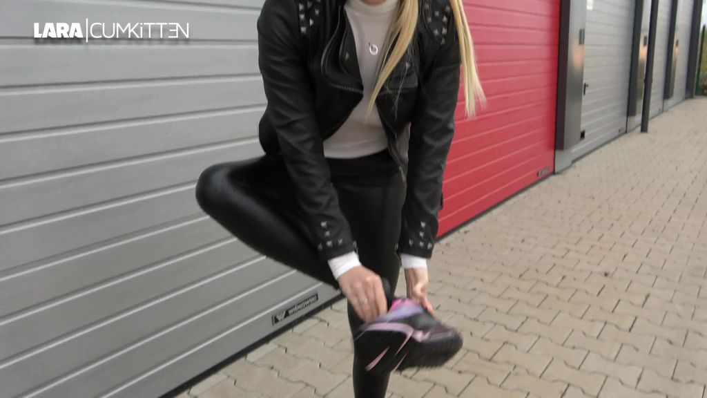 sexy foto nr. 9 von Leggings Schlampe pisst sich komplett ein