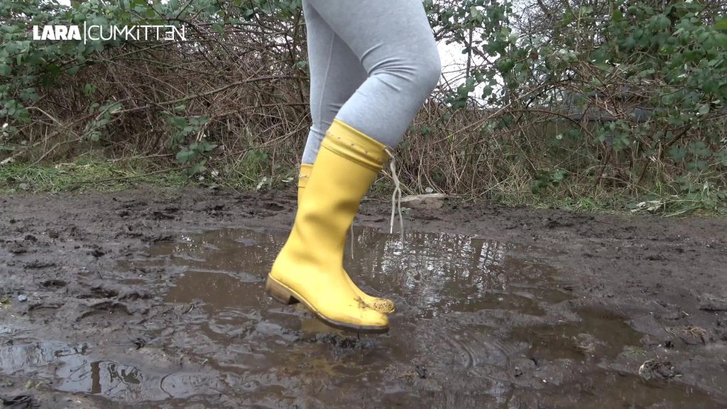 sexy foto nr. 2 von GUMMISTIEFEL PISS | Nass und geil im Schlamm