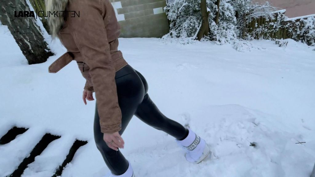 sexy foto nr. 3 von LEGGINGS FICK Challenge | PrallArsch Date an der Haltestelle
