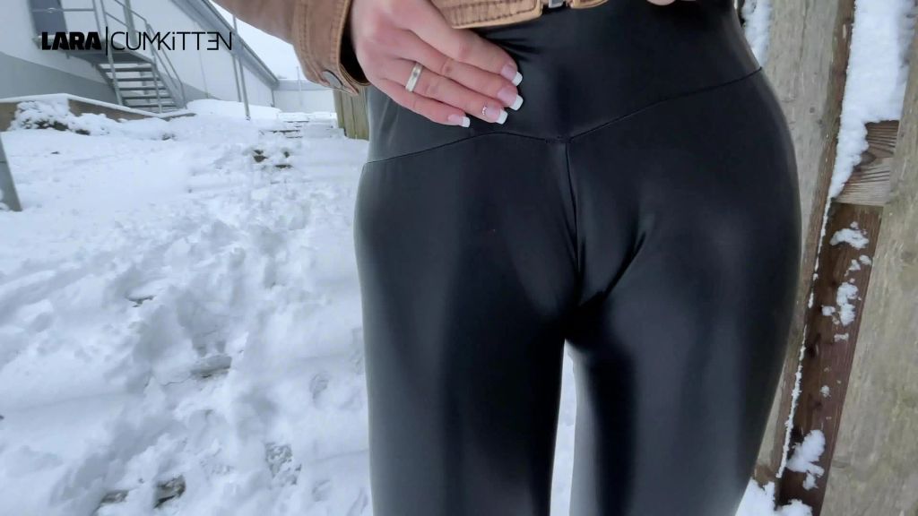 sexy foto nr. 4 von LEGGINGS FICK Challenge | PrallArsch Date an der Haltestelle