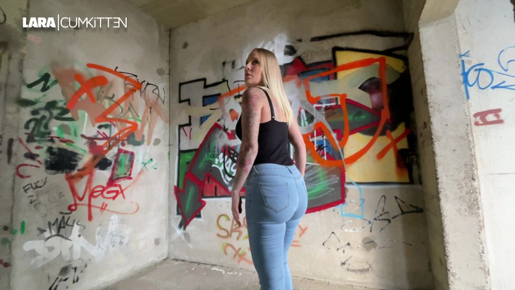 sexy foto nr. 2 von Sexy PISS in hellblaue Bubble Butt Jeans und Heels