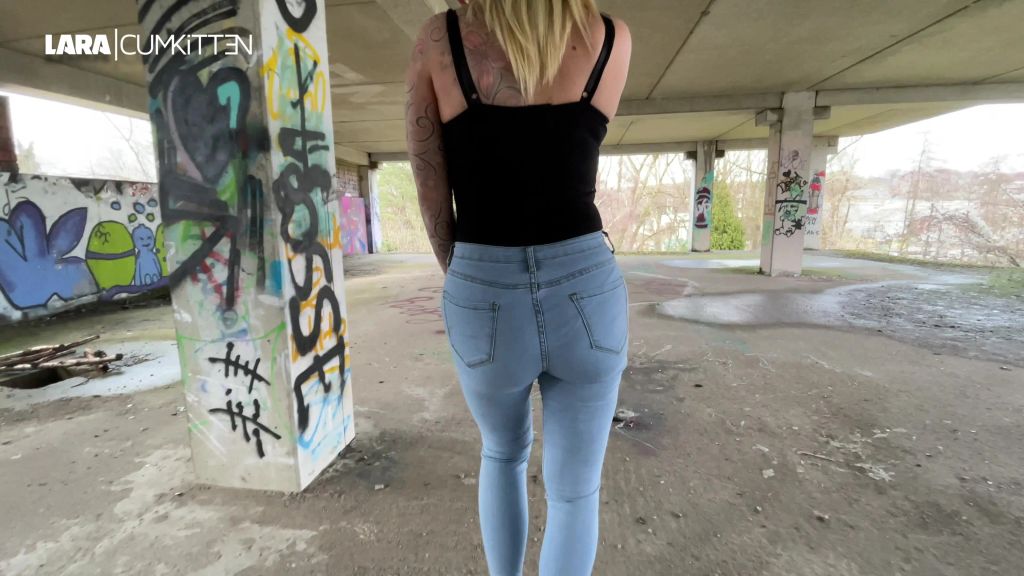 sexy foto nr. 3 von Sexy PISS in hellblaue Bubble Butt Jeans und Heels
