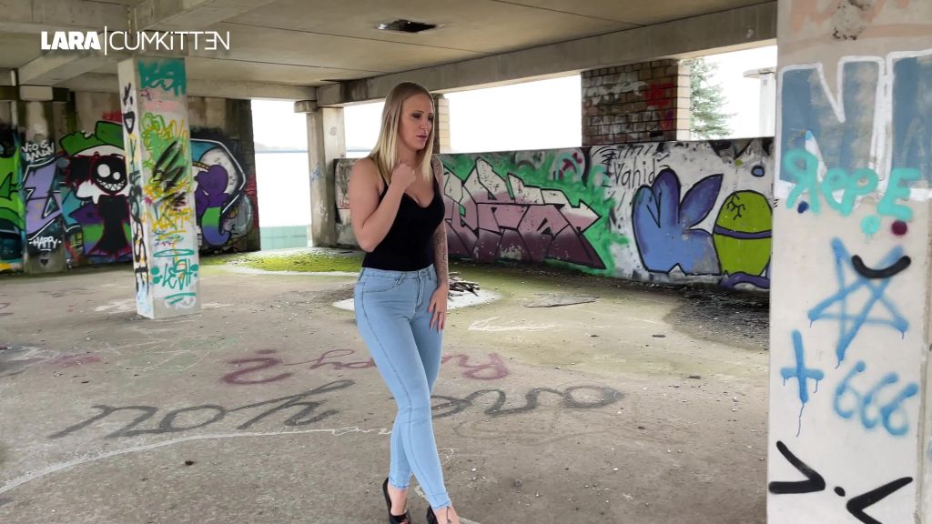 sexy foto nr. 4 von Sexy PISS in hellblaue Bubble Butt Jeans und Heels