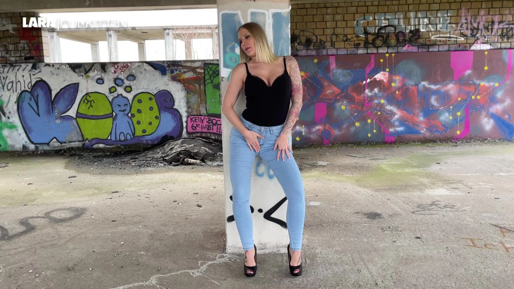 sexy foto nr. 5 von Sexy PISS in hellblaue Bubble Butt Jeans und Heels