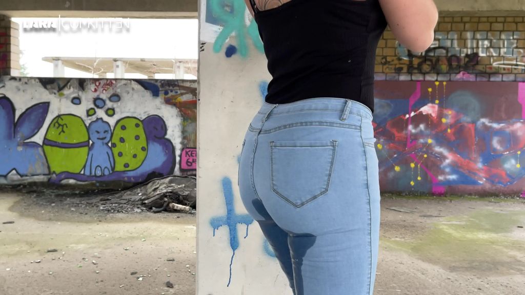sexy foto nr. 6 von Sexy PISS in hellblaue Bubble Butt Jeans und Heels