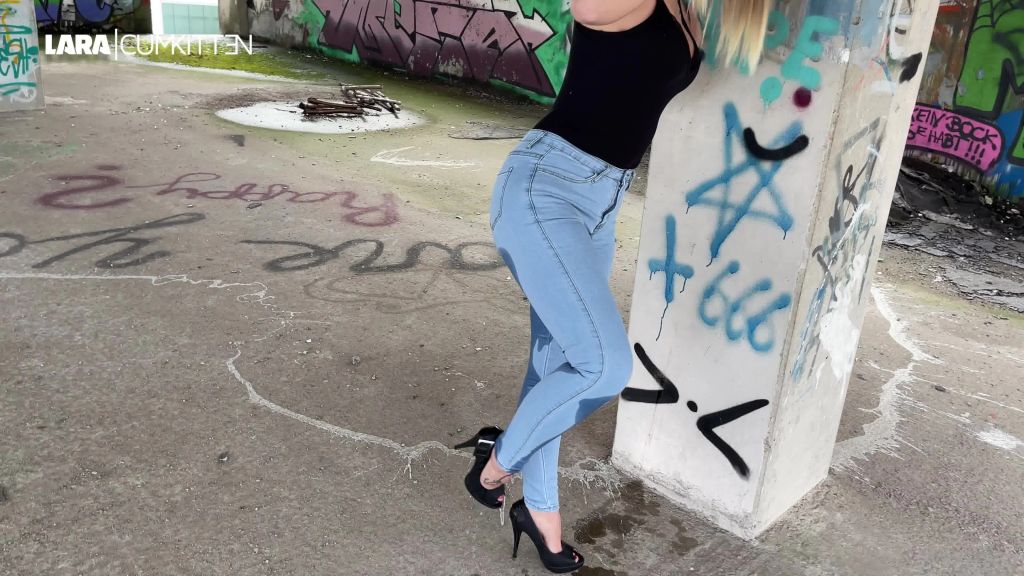 sexy foto nr. 7 von Sexy PISS in hellblaue Bubble Butt Jeans und Heels