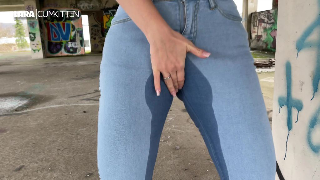 sexy foto nr. 8 von Sexy PISS in hellblaue Bubble Butt Jeans und Heels