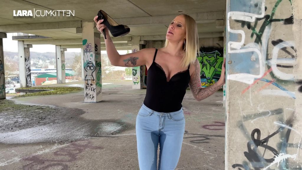 sexy foto nr. 10 von Sexy PISS in hellblaue Bubble Butt Jeans und Heels
