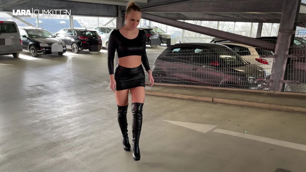 sexy foto nr. 2 von Leder Bitch | Public PISS Tsunami im öffentlichen Parkhaus