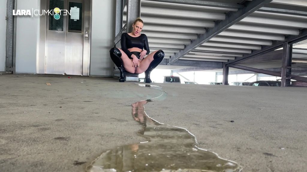 sexy foto nr. 9 von Leder Bitch | Public PISS Tsunami im öffentlichen Parkhaus
