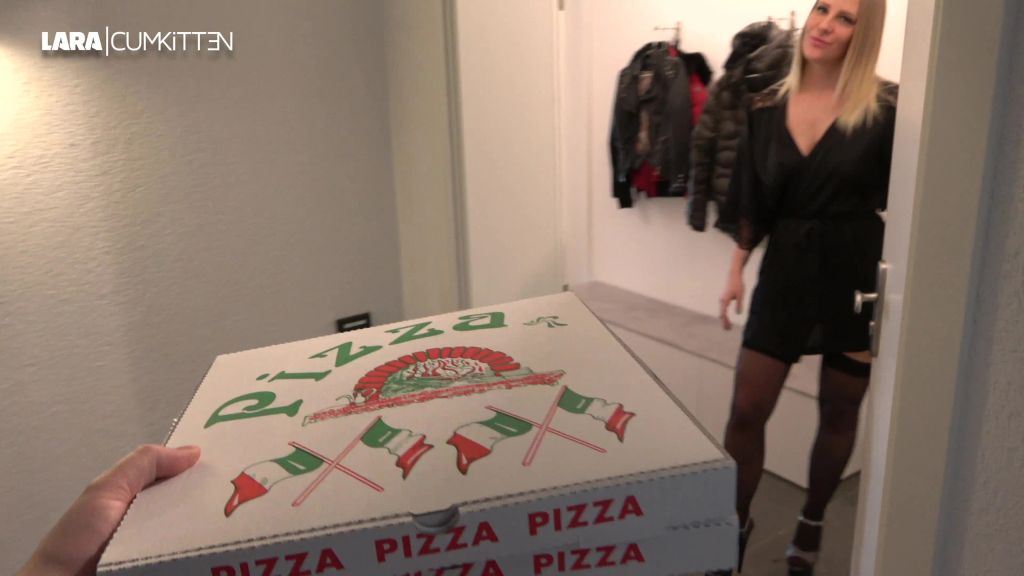 sexy foto nr. 1 von STRAPS FICK mit dem Pizza Boy | ALLES GESCHLUCKT
