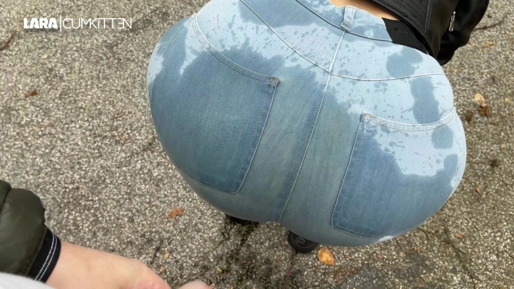 sexy foto nr. 10 von Public JEANS PISS | Eingepisst u. auf den Prallarsch gepisst