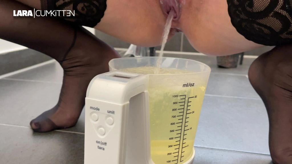sexy foto nr. 7 von PISSEN bis es überläuft | 1 Liter Messbecher geflutet