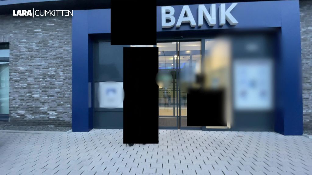 sexy foto nr. 2 von Dreister PUBLIC PISS in die Bank | Bleibt das unbestraft?