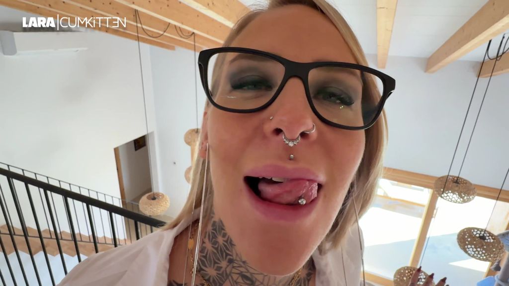 sexy foto nr. 3 von NYLON FOOTJOB von der Büroschlampe | SOO müssen Überstunden