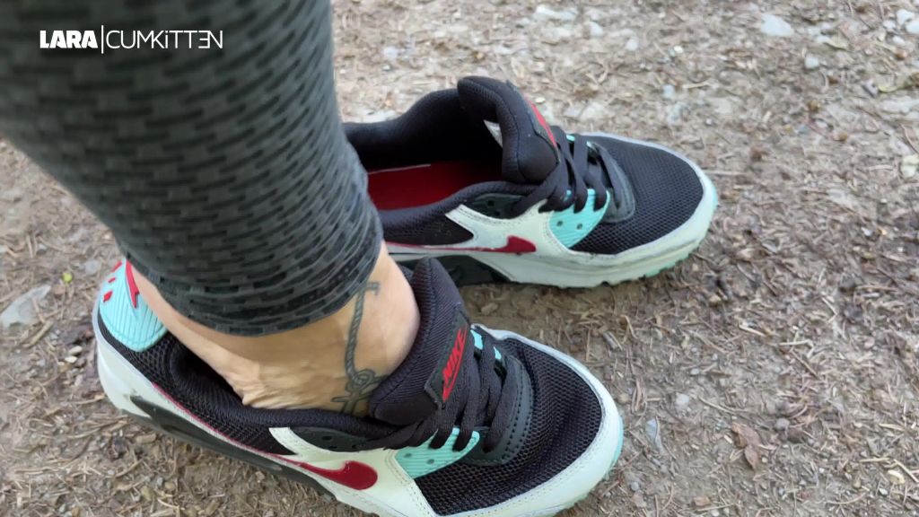 sexy foto nr. 8 von Sexy Sneaker PISS | Nasser Pisswalk
