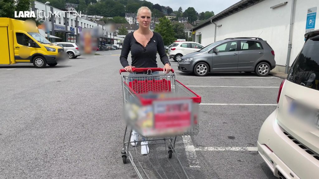 sexy foto nr. 1 von Dreist in der Öffentlichkeit | PUBLIC PISS am Supermarkt