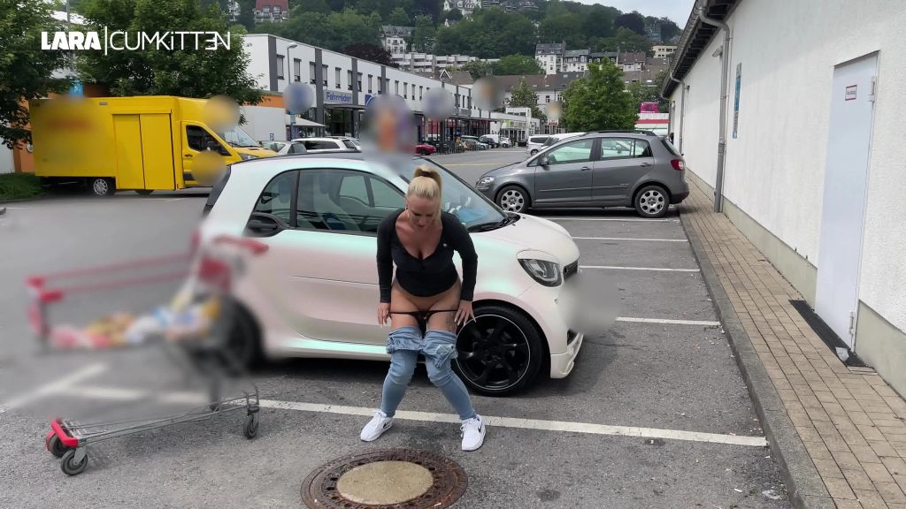 sexy foto nr. 9 von Dreist in der Öffentlichkeit | PUBLIC PISS am Supermarkt