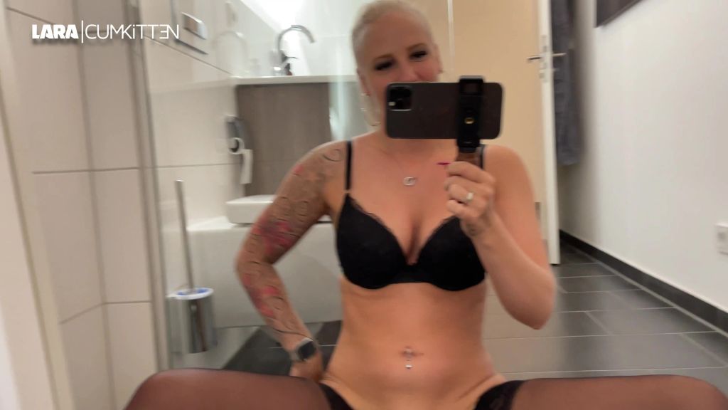 sexy foto nr. 3 von OMG soo viel Fotzensaft | Pissen und wixxen vor dem Spiegel