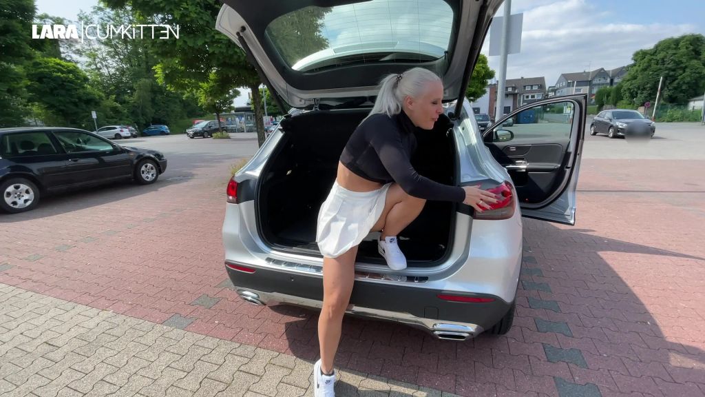 sexy foto nr. 6 von PUBLIC Natursekt | Mitten auf den Supermarkt Parkplatz