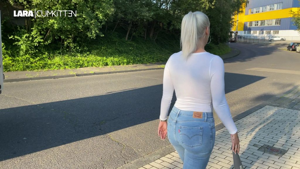 sexy foto nr. 2 von PUBLIC Jeans Piss | Ohne BH mit nassen Titten