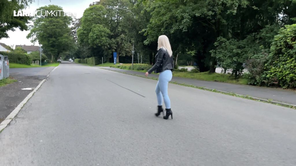sexy foto nr. 1 von Helle Jeans public VOLLGEPISST | Pisswalk in Stiefeletten