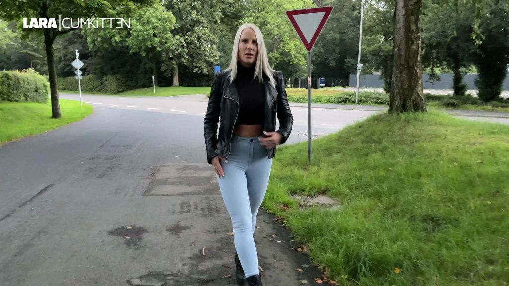 sexy foto nr. 3 von Helle Jeans public VOLLGEPISST | Pisswalk in Stiefeletten