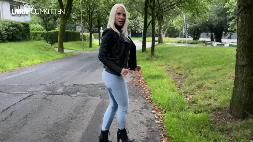 sexy foto nr. 5 von Helle Jeans public VOLLGEPISST | Pisswalk in Stiefeletten