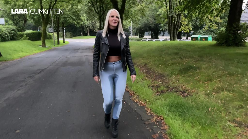 sexy foto nr. 6 von Helle Jeans public VOLLGEPISST | Pisswalk in Stiefeletten