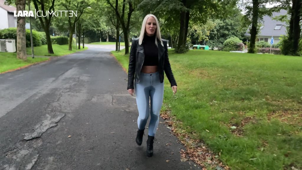 sexy foto nr. 7 von Helle Jeans public VOLLGEPISST | Pisswalk in Stiefeletten