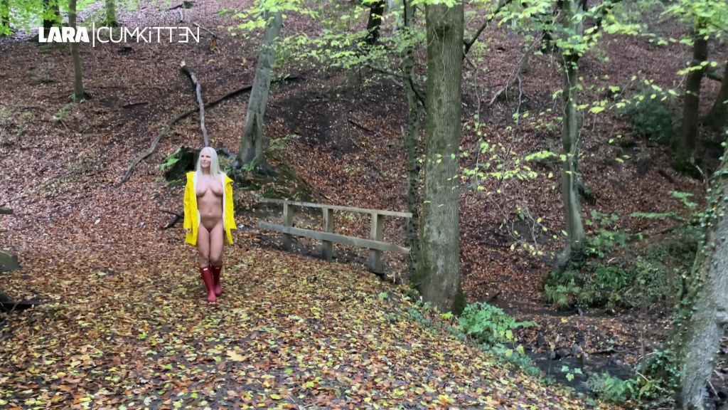 sexy foto nr. 1 von Goldener Oktober - Goldene Piss Action in Gummistiefeln